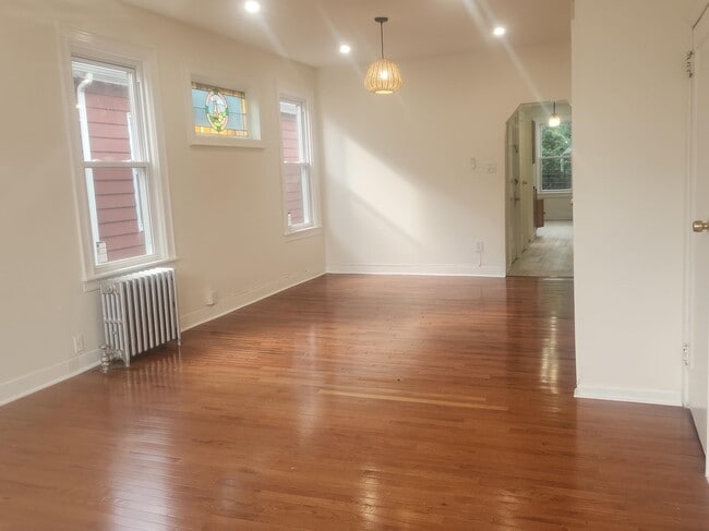 Building Photo - 151 W 33rd St