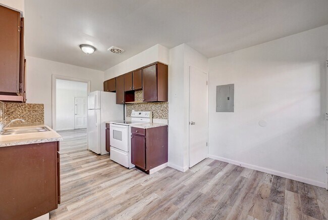 Building Photo - $1,885.00 - 4 Beds, 2 Bath, Duplex in Litt...