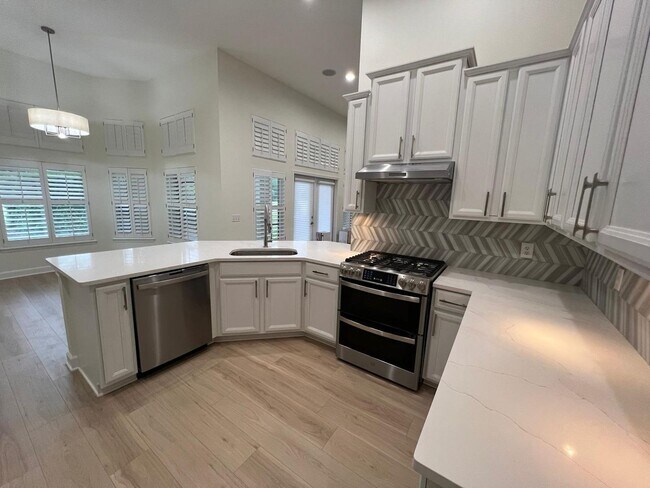 Primary Photo - Fully renovated 3 bedroom/ 2.5 bathroom ho...