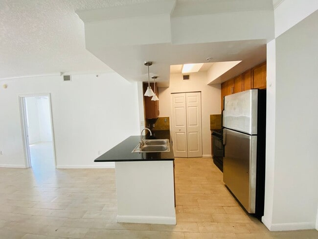 Building Photo - Spacious 2-bedroom apartment in full servi...
