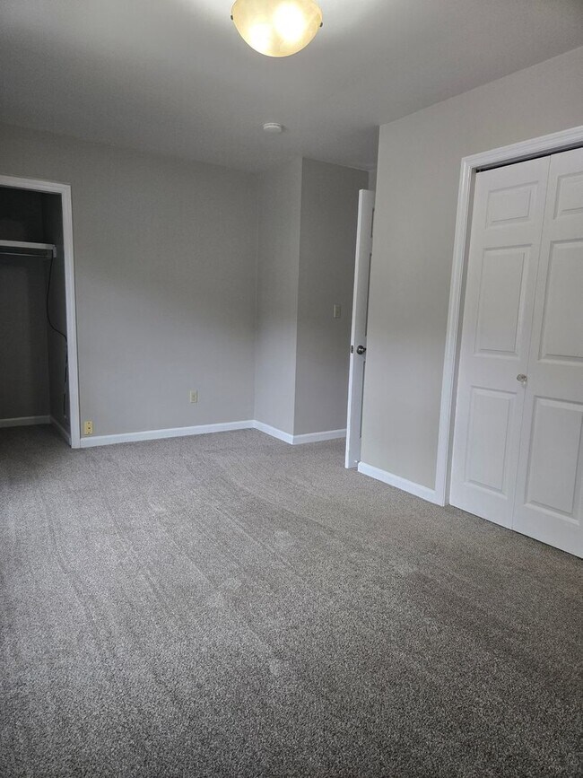 Building Photo - Spacious Townhome with Fully Fenced Privat...