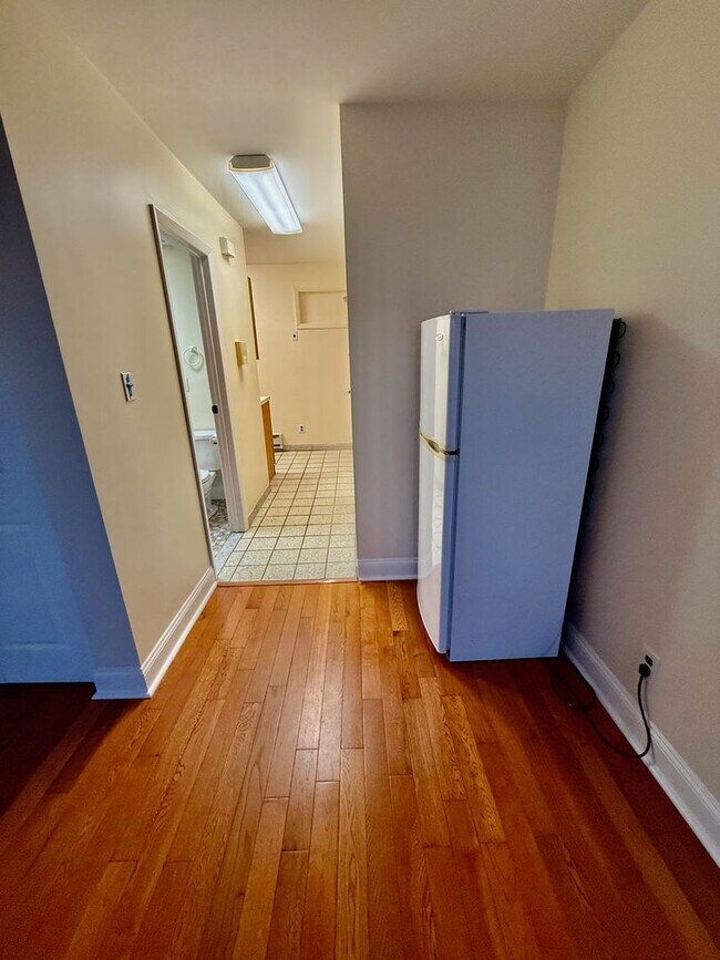 Building Photo - 2528 Christian St