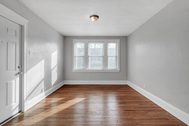 Building Photo - Spoonful of Studio Space!