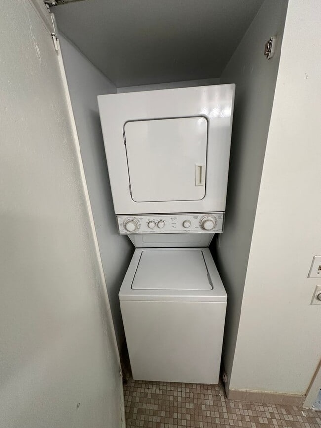 Building Photo - Spacious 1Bedroom unit in Center City.