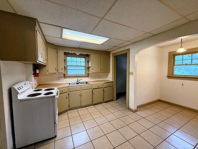 Building Photo - Four bedroom one bathroom home for rent