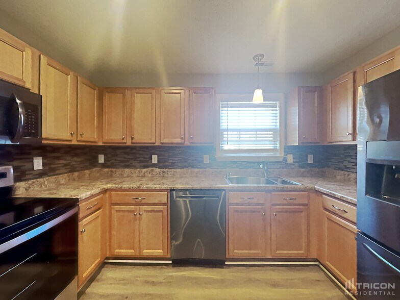 Building Photo - 901 Laramie Ct