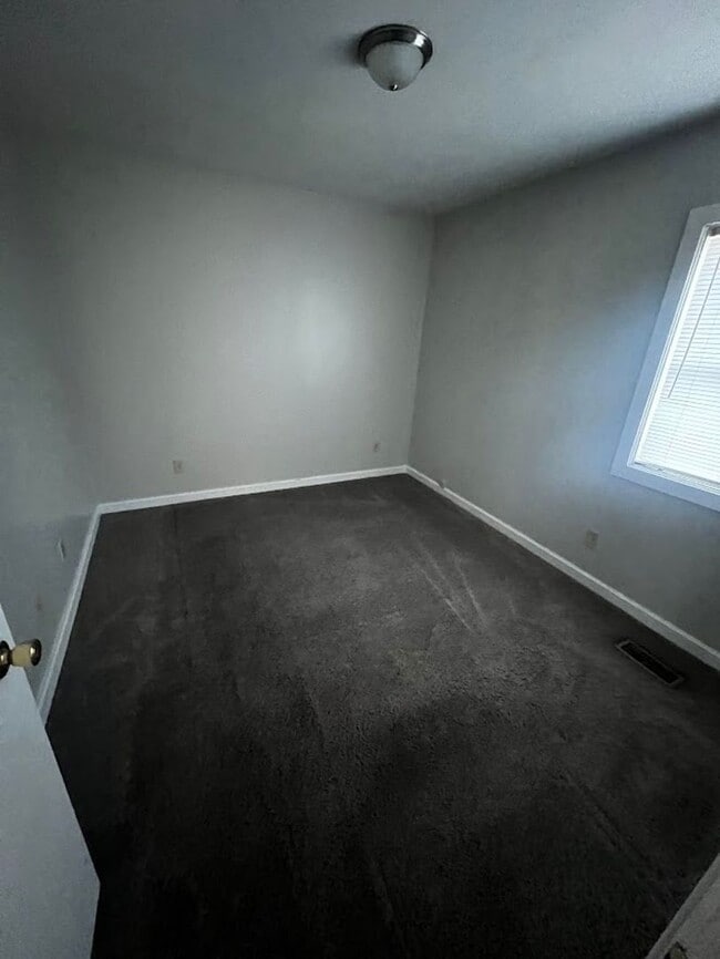 Building Photo - Dishwasher Included