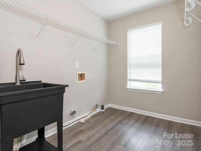 Building Photo - 6211 Rosebriar Ln