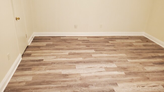 Building Photo - 311 Meadows Dr