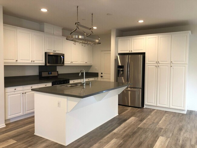 Building Photo - Beautiful 4 Bed 3 Bath Home In Harmony Gro...