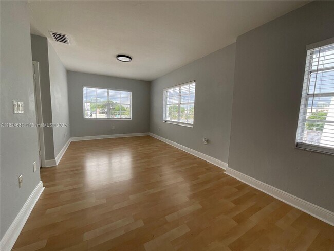 Building Photo - 1360 Collins Ave