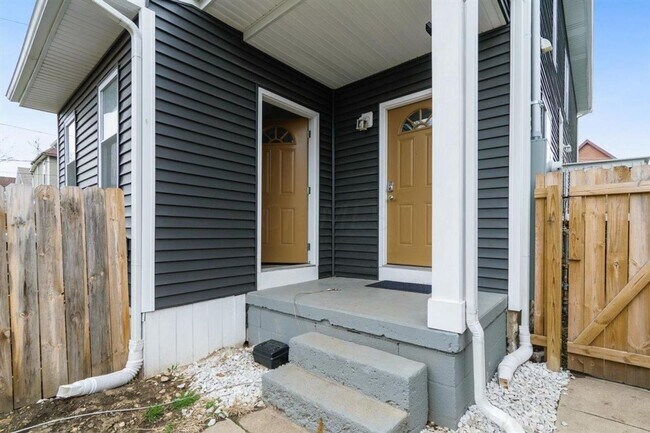 Building Photo - Modernized 2nd Floor Apartment in Franklinton – Your Urban Oasis Awaits!