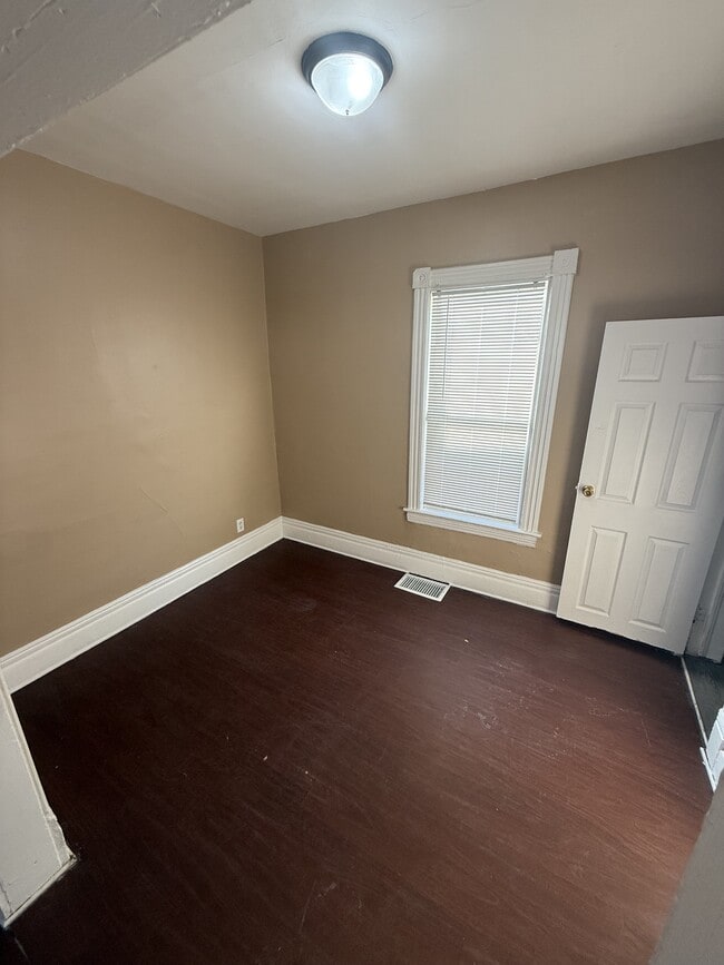 Building Photo - 733 Sherburne Ave