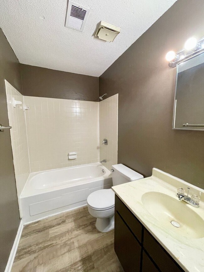 Building Photo - 1704 Devonwood Dr