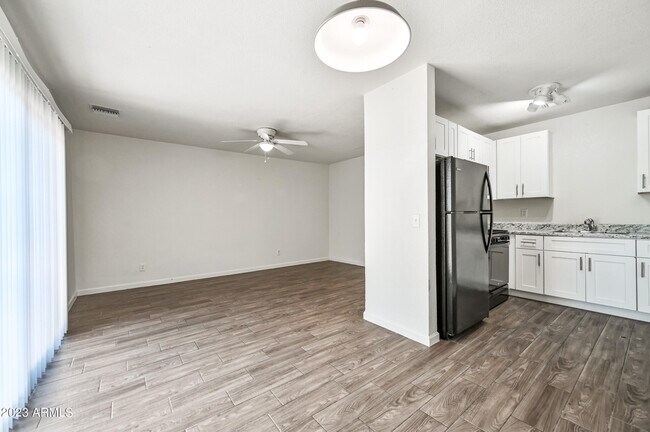 Building Photo - 7956 W Glendale Ave