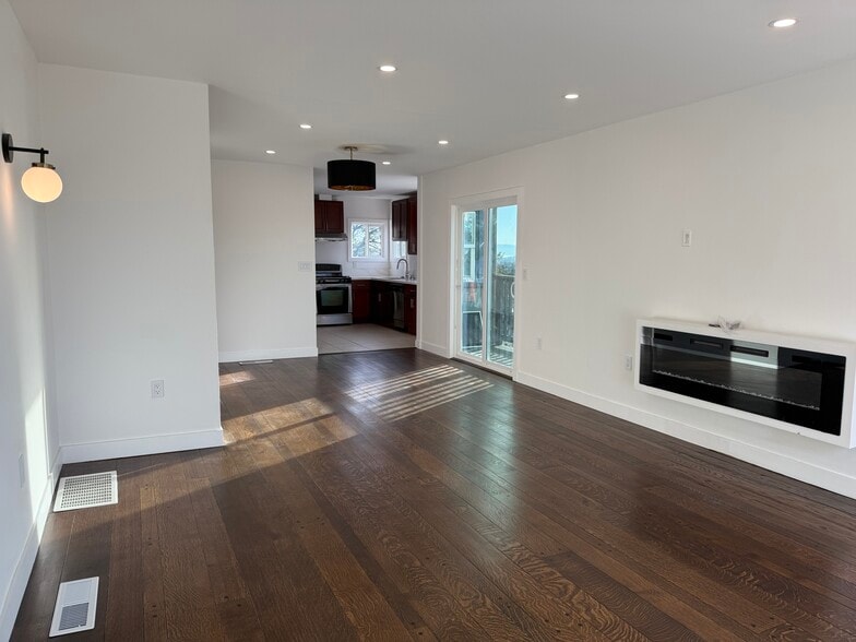 Building Photo - 3000 Parker Ave