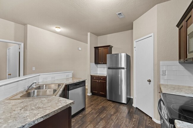 Building Photo - Beautiful home Located in desirable west Fayetteville neighborhood with playground