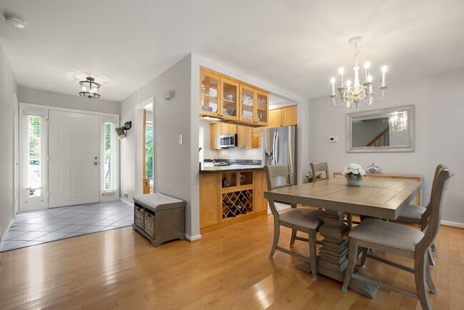 Building Photo - Gorgeous 2BR/3.5BTH Townhome in desirable Neighborhood of StoneyBrook in Rockville