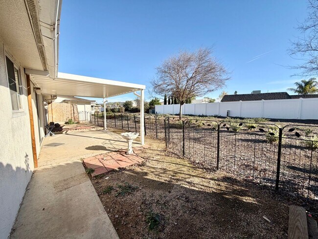 Building Photo - 55+ community-Move-in Ready 2 Bedroom 2 Bath Sun City Home!