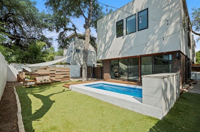 Building Photo - 2017 Kinney Ave