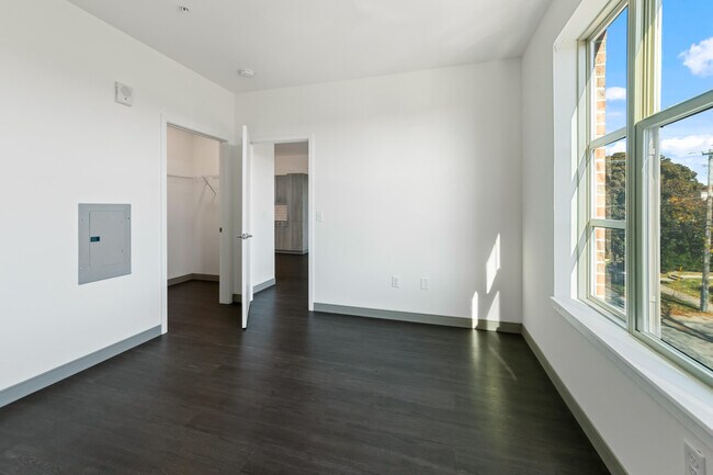 Building Photo - 2420 E Capitol Dr