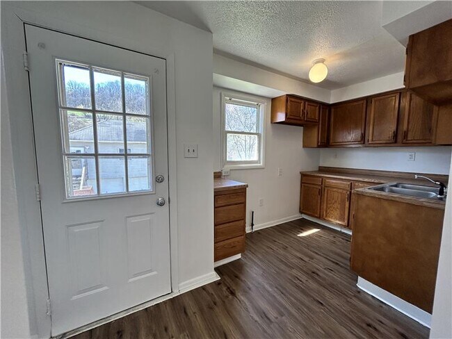 Building Photo - 634 Cove Rd