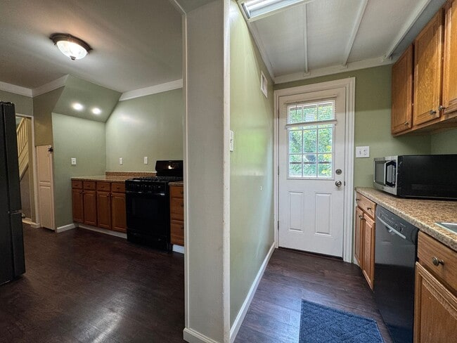 Building Photo - Charming 2 Bed 1.5 Bath Single Family Home...