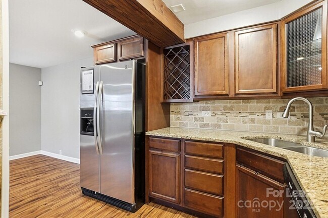 Building Photo - 229 N Poplar St