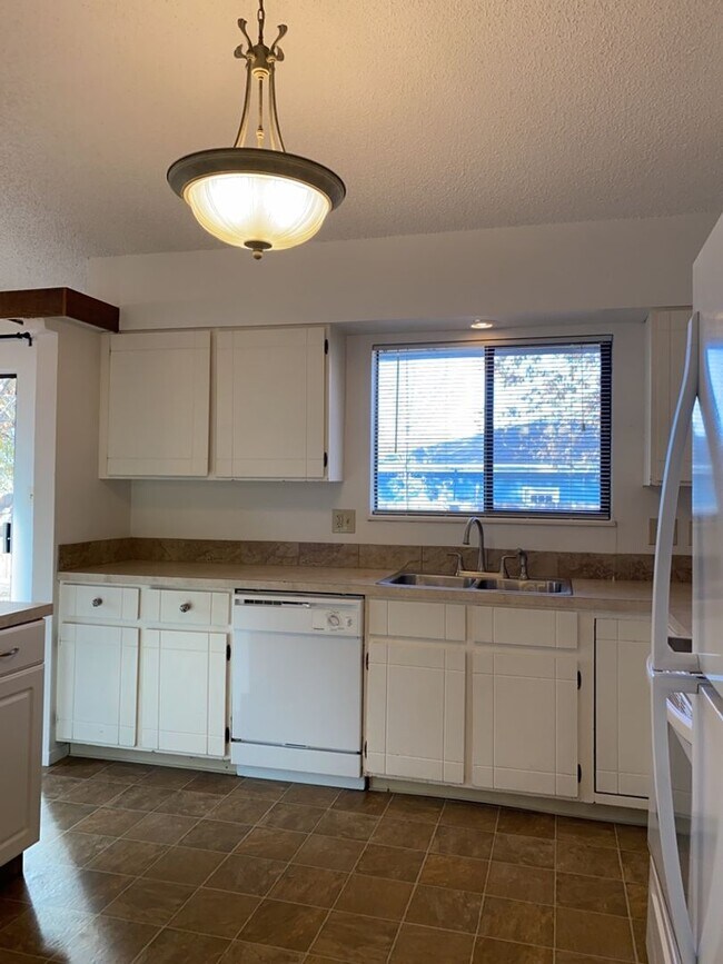 Building Photo - Start a Lease by 12/1 and Receive a $500 R...