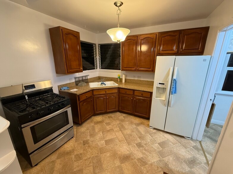 Kitchen - 846 N Sweetzer Ave