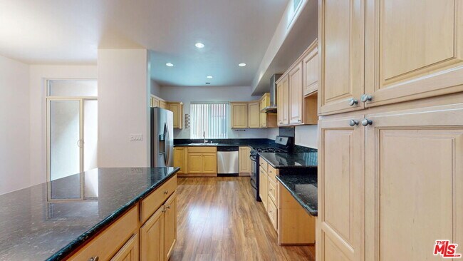 Building Photo - 11622 Oxnard St