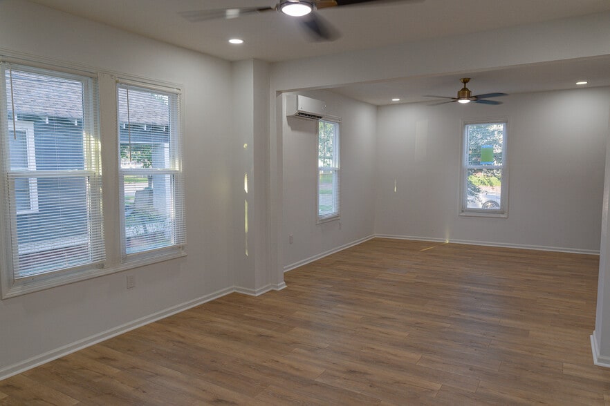 Building Photo - 817 Maple St