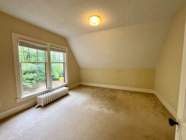 Building Photo - $500 Move In Special - Beautiful 3-bedroom...