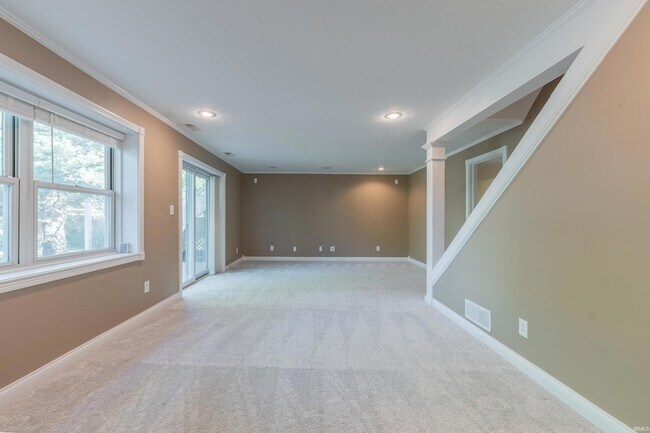 Building Photo - 657 E Heather Dr