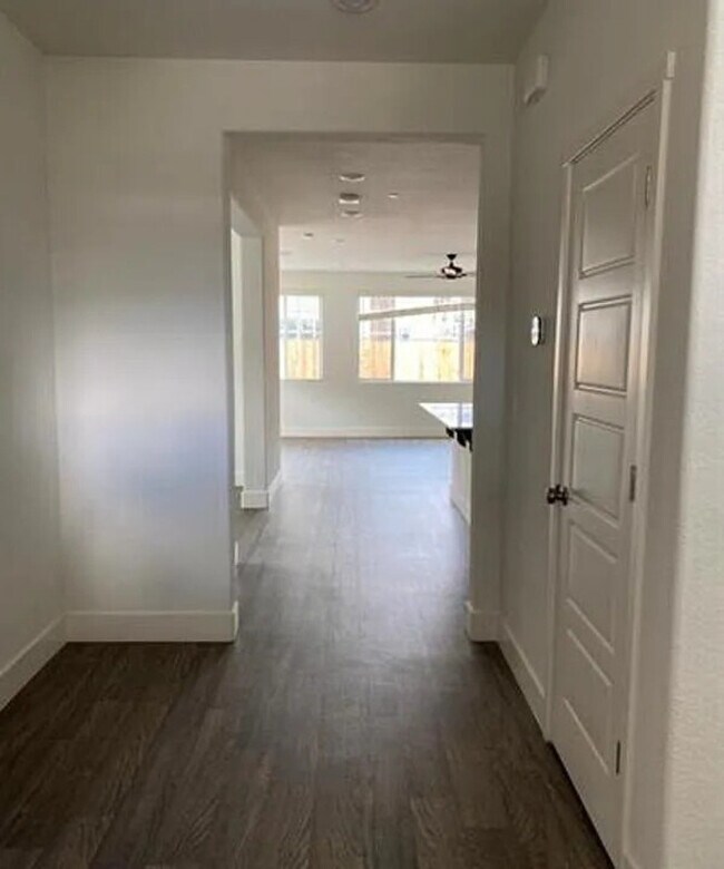 Building Photo - 2434 Urdaneta Way
