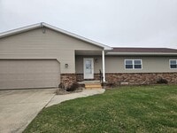 Building Photo - Quiet Country Living