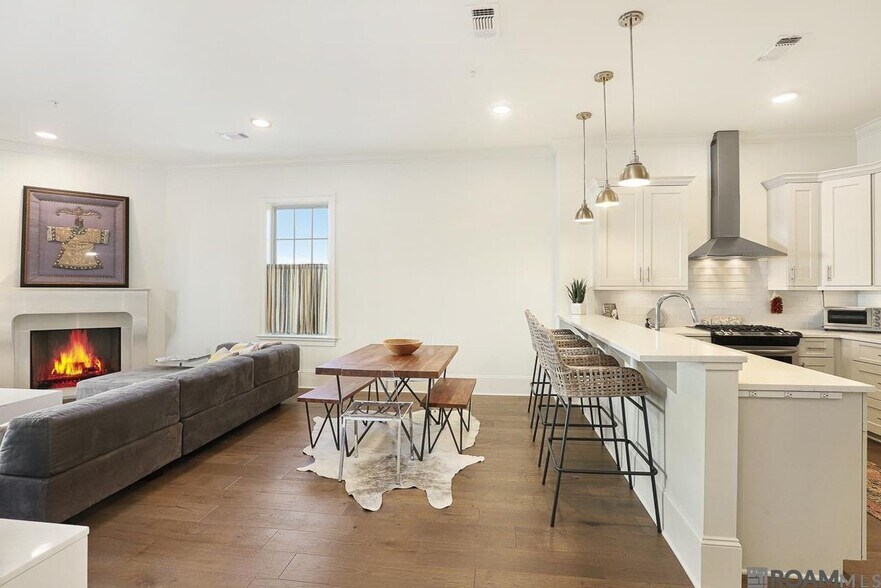 Building Photo - 8211 Village Plaza Ct