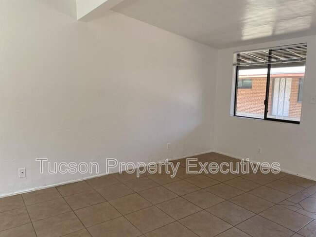 Building Photo - 1646 N Beverly Ave
