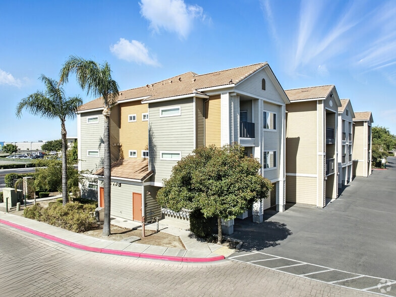 Building Photo - Sierra Oaks
