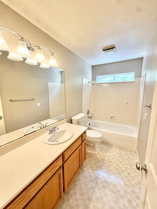 Building Photo - Beautiful 4 bedroom 3 bath home in the Hillsborough community!