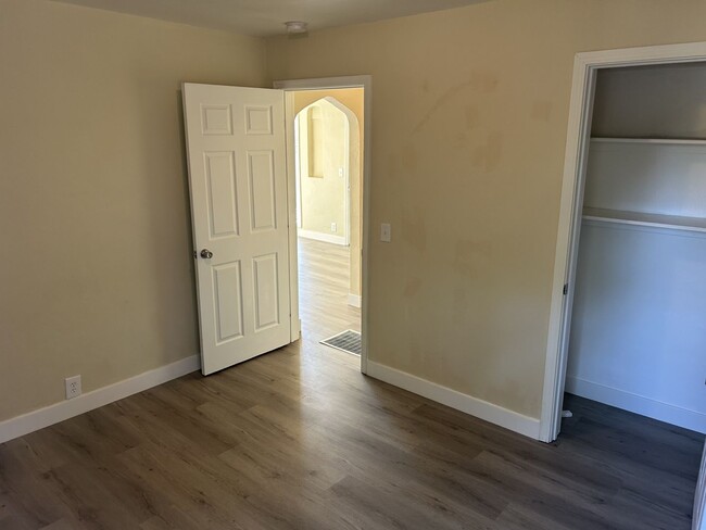 Building Photo - Beautifully Well-Kept 2 Bedroom, 1 Bath Home