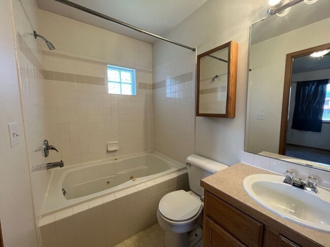 Building Photo - Fantastic Condo with Mountain Views