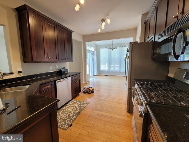 Building Photo - 10 Bridle Ct