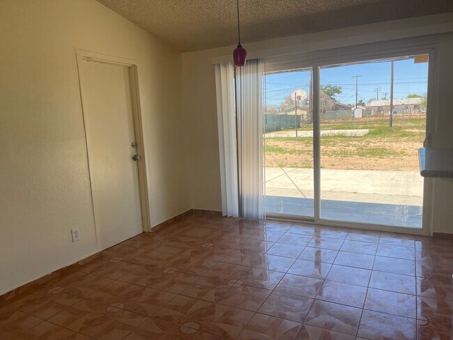 Building Photo - Apple Valley, 3 Bedroom, 2 Bathrooms, 1/2 ...
