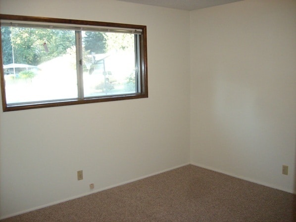 Building Photo - NW Eugene home in a cul-de-sac with a larg...