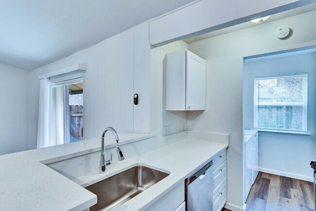 Building Photo - "Charming 2 Bed Apartment in Austin, TX wi...