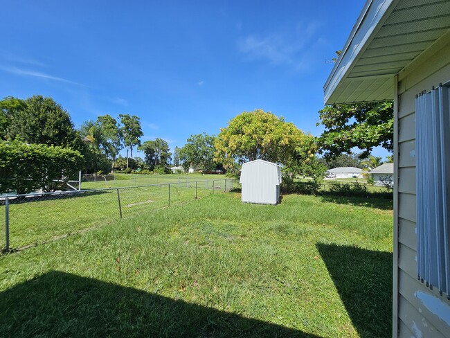 Building Photo - 329 NE Cullman Ct