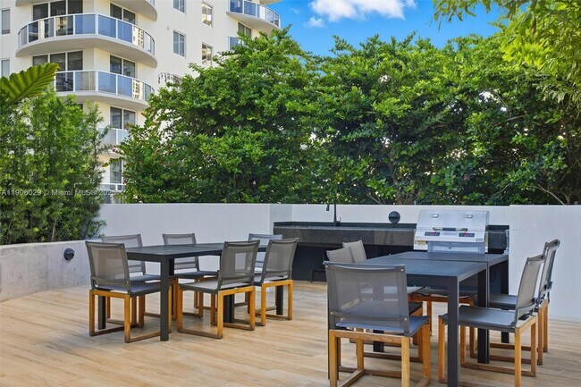 Building Photo - 700 NE 24th St