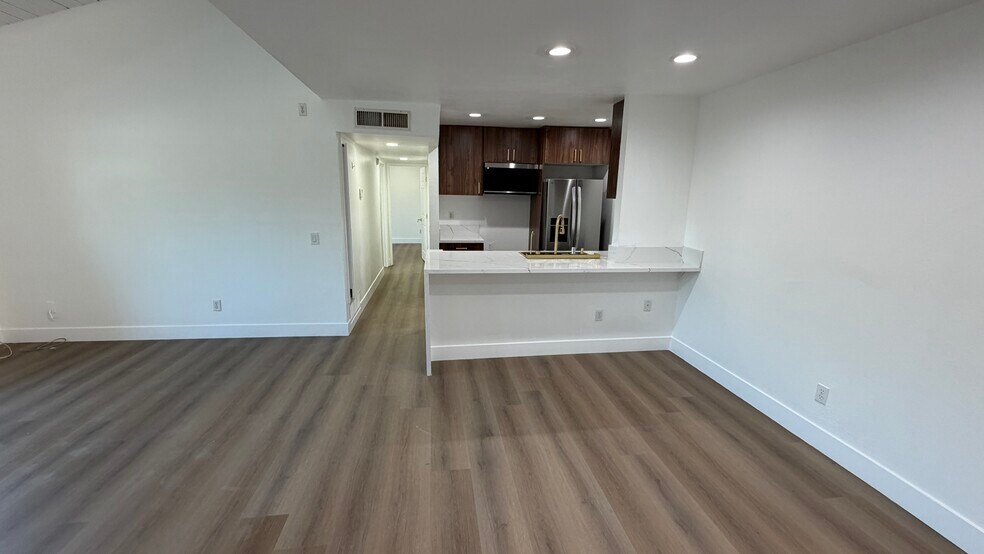 Building Photo - 10331 Lindley Ave