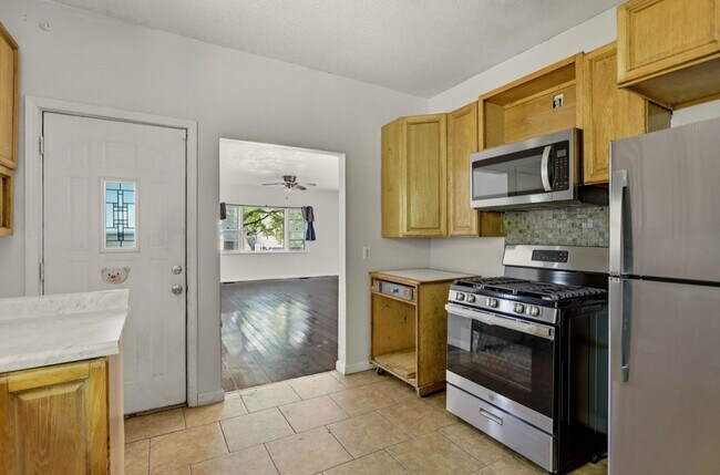 Building Photo - Charming 3-Bedroom Home with Fenced Yard!